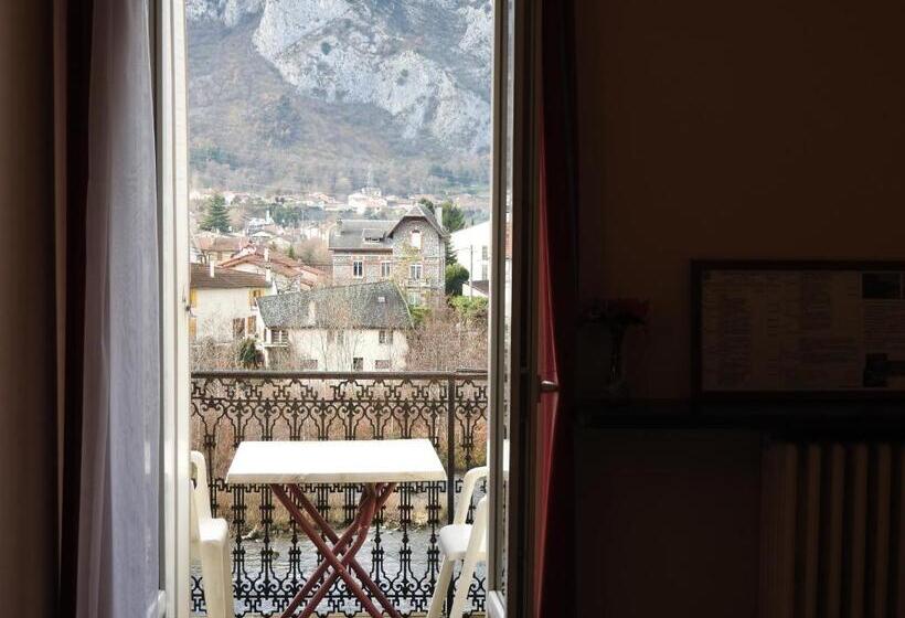 Трехместный Номер Superior, Logis Hôtel Restaurant De La Poste