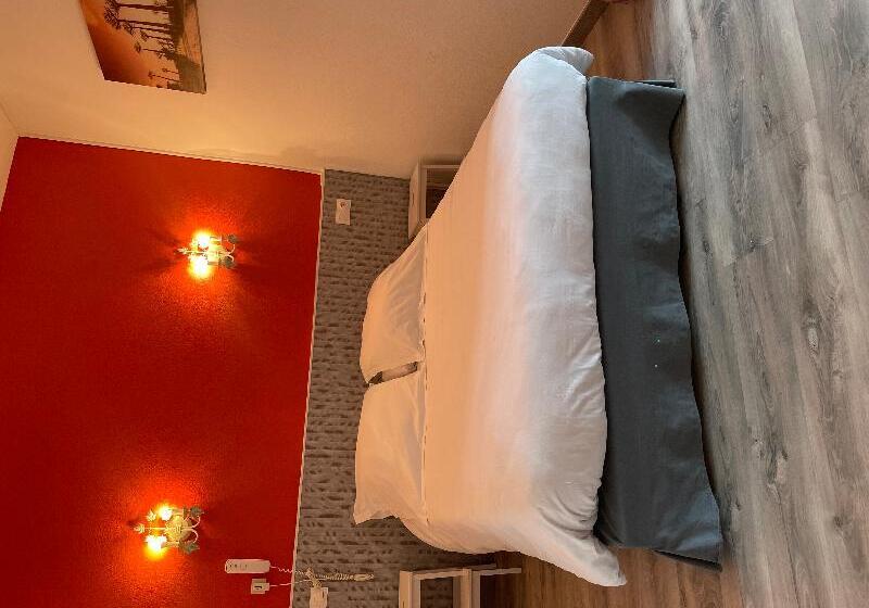 Четырехместный Номер Стандарт, Logis Hôtel Le Clement V