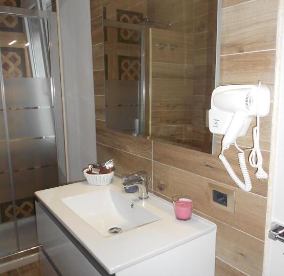 اتاق لوکس سه تخته, Home Syrakos B&b