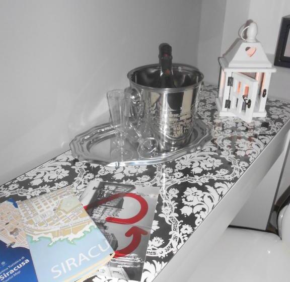 اتاق لوکس چهار تخته, Home Syrakos B&b