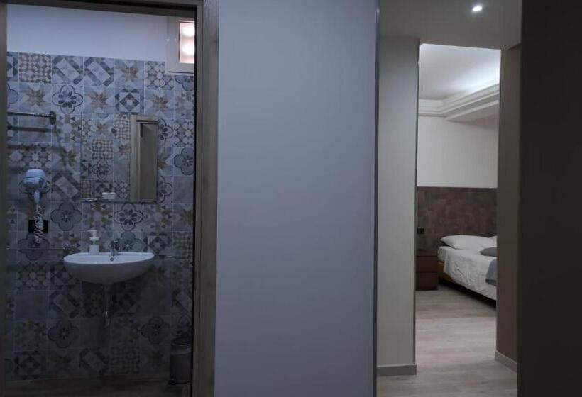 اتاق استاندارد سه نفره, Royalty Rooms & Spa