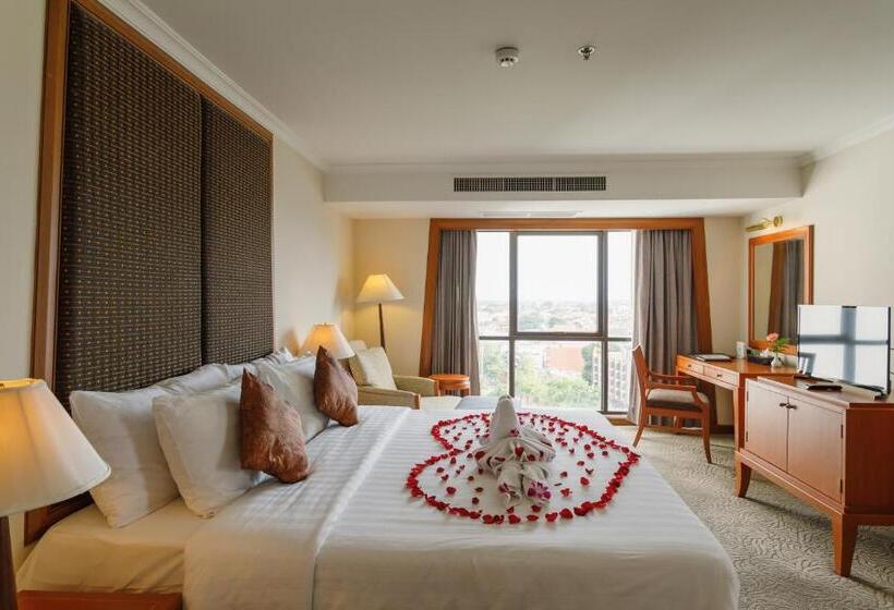 جناح, Amora Thapae Hotel Chiang Mai