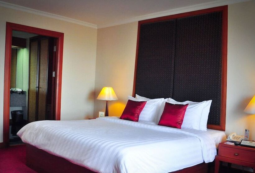 جناح, Amora Thapae Hotel Chiang Mai