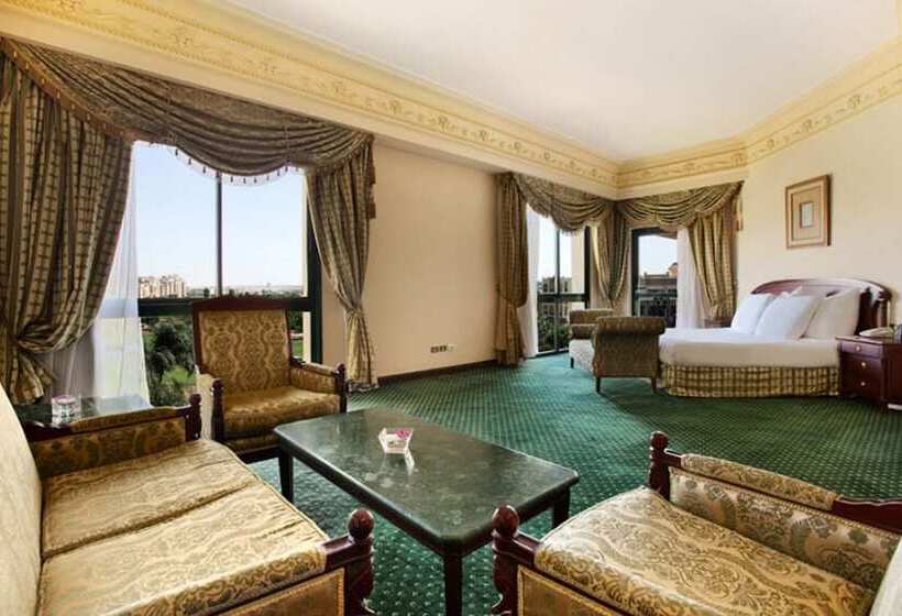 جناح إدارى, Hilton Pyramids Golf