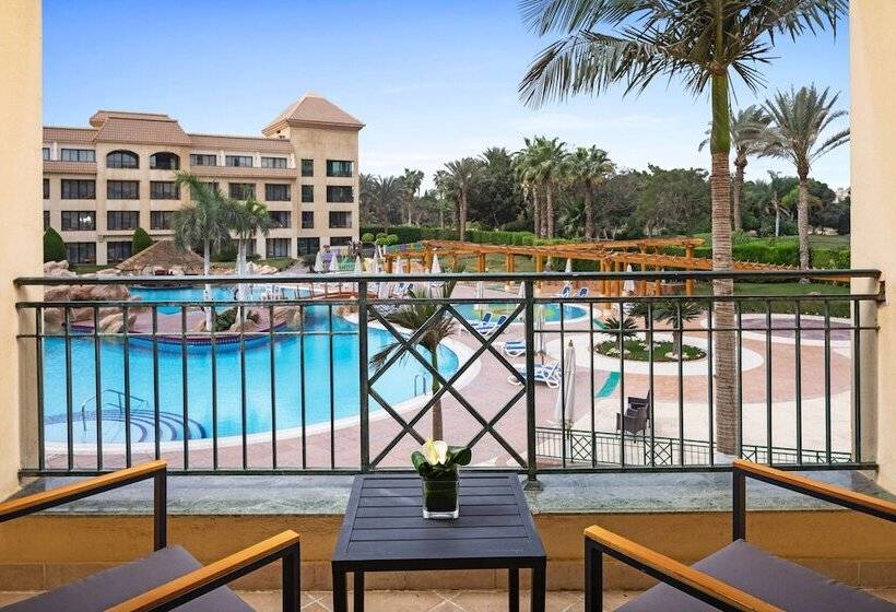 غرفة ديلوكس مطلة على حمام السباحة, Hilton Pyramids Golf
