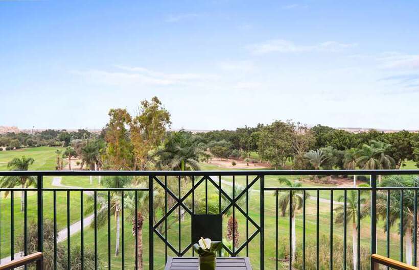غرفة تنفيذية, Hilton Pyramids Golf