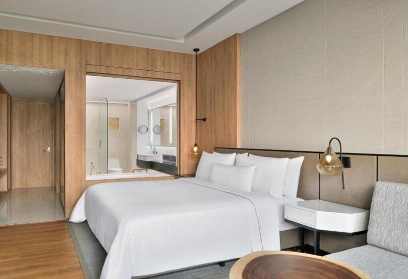 Номер Клуб Кровать Кинг, The Westin Mumbai Powai Lake