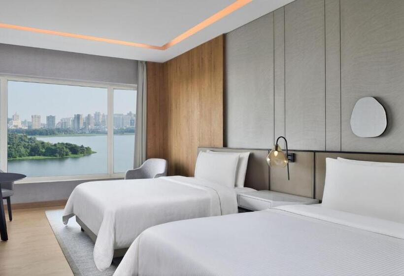 Клубный номер с видом на озеро, The Westin Mumbai Powai Lake