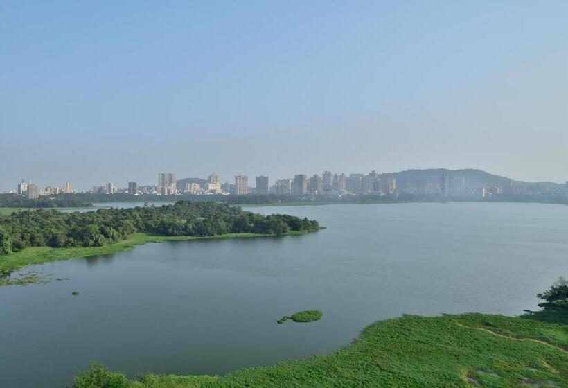 Клубный номер с видом на озеро, The Westin Mumbai Powai Lake