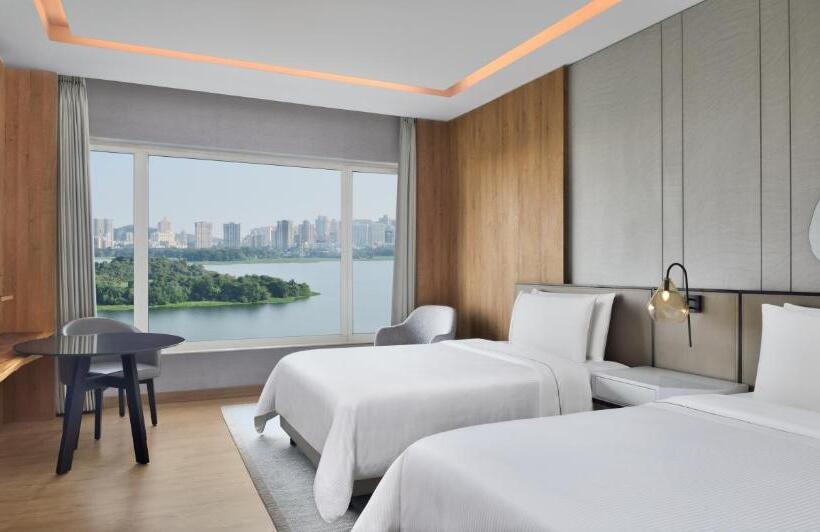 Номер Стандарт 2 Двуспальные Кровати, The Westin Mumbai Powai Lake