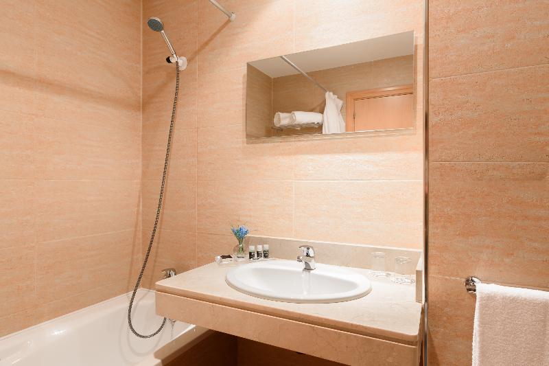 חדר סטנדרט לארבעה, Aparthotel Exe Campus San Mamés