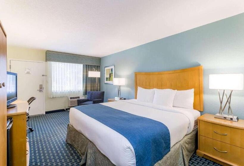 스탠다드 룸 킹사이즈 침대, Days Inn By Wyndham Cocoa Beach Port Canaveral