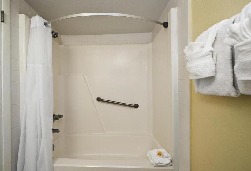 스탠다드 룸 주방구비, Days Inn By Wyndham Cocoa Beach Port Canaveral