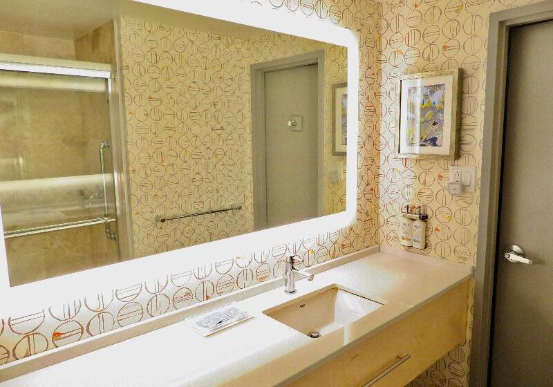 キングサイズベッドのスタンダードルーム, Holiday Inn Montreal Longueuil, An Ihg