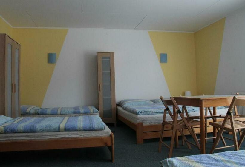 اتاق پنج‌تخته استاندارد, Penzion Pomněnka
