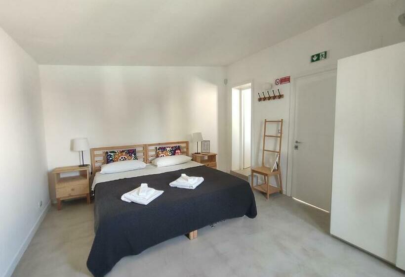 اتاق استاندارد با چشم‌انداز استخر, Artemisia B&b