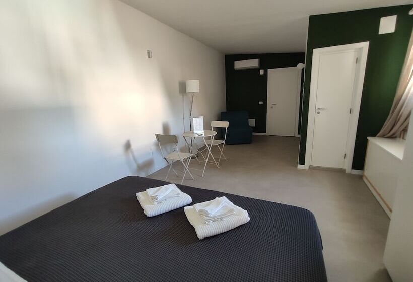 اتاق استاندارد با چشم‌انداز استخر, Artemisia B&b
