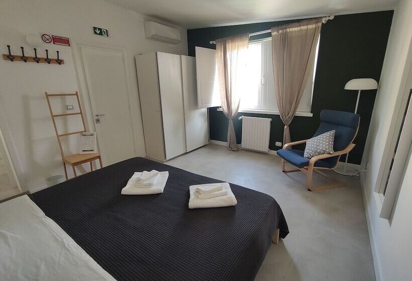 اتاق استاندارد با چشم‌انداز استخر, Artemisia B&b
