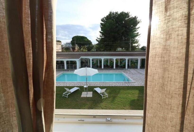 اتاق استاندارد با چشم‌انداز استخر, Artemisia B&b