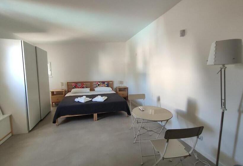 اتاق استاندارد با چشم‌انداز استخر, Artemisia B&b