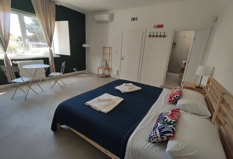 اتاق استاندارد با چشم‌انداز استخر, Artemisia B&b