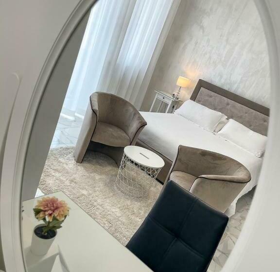 اتاق لوکس با بالکن, The Gallery Boutique Rooms