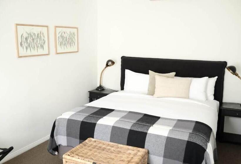 Family Suite, Flash Jacks Of Gundagai