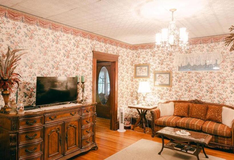 Номер Стандарт, The Wolf Manor