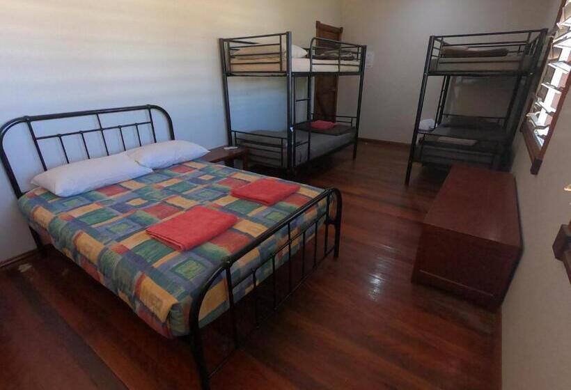 패밀리 룸 공용 욕실, Kimberley Travellers Lodge  Broome Yha