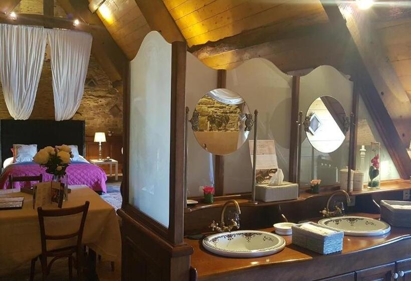 Четырехместный Номер Стандарт, Le Café Du Village   Bar à Cocktails & à Ambiance