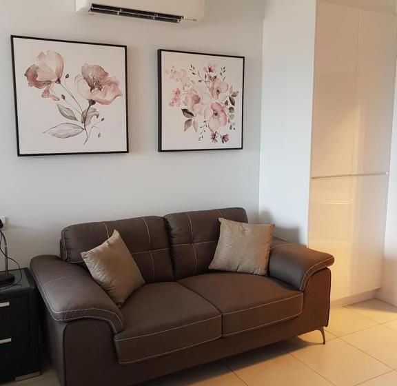 침실 3개 아파트, Athena Studio Units