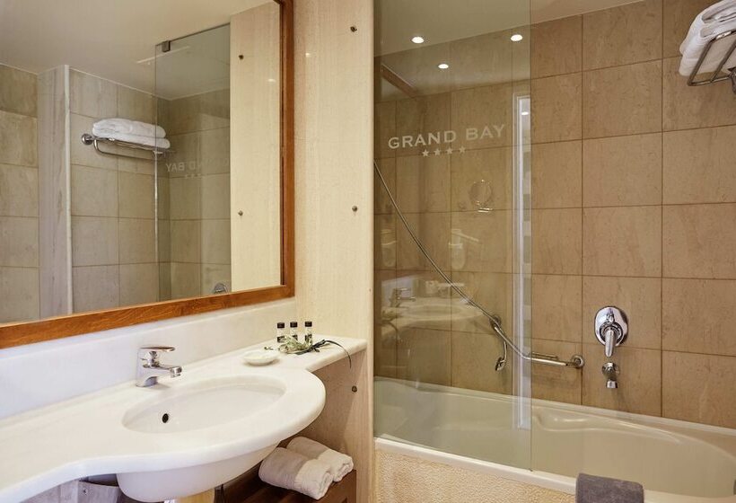 سوییت جونیور با چشم‌انداز دریا, Giannoulis   Grand Bay Beach Resort