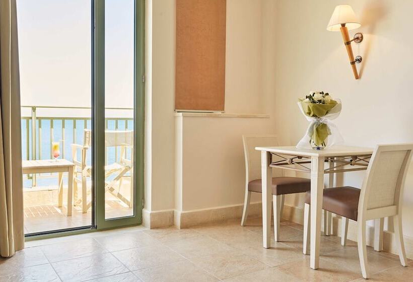 سوییت جونیور با چشم‌انداز دریا, Giannoulis   Grand Bay Beach Resort