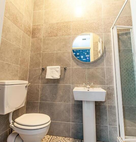 غرفة قياسية, The Valley House