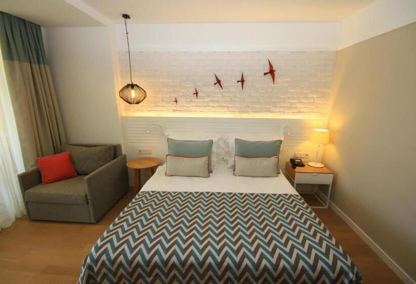 Quarto Estandar, Akra Kemer