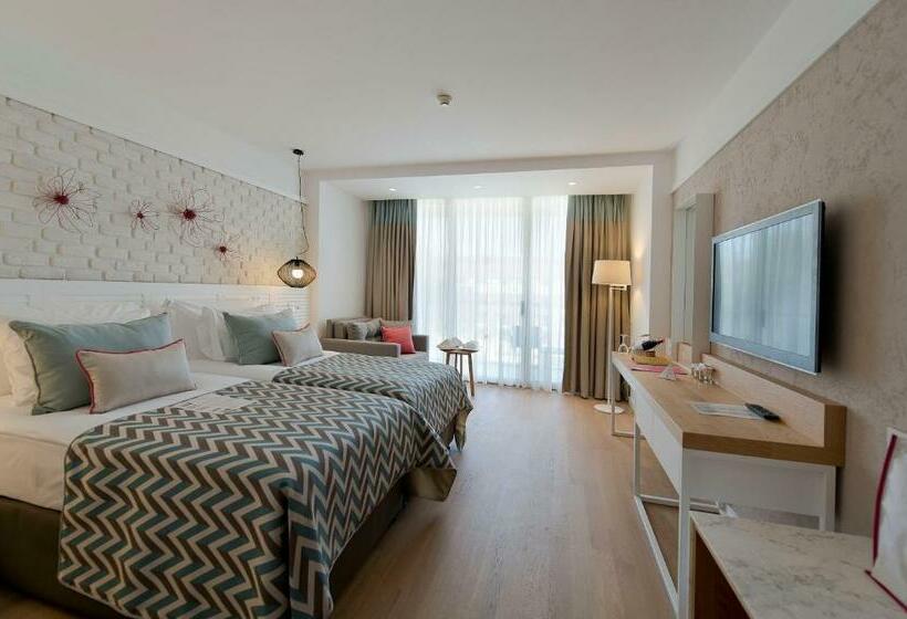 Quarto Quádruplo Estandar, Akra Kemer