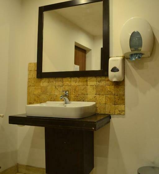 اتاق اکونومی, Chic City Rooms