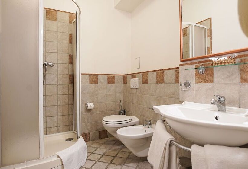 Quarto Triplo Estandar, Tivoli Prague