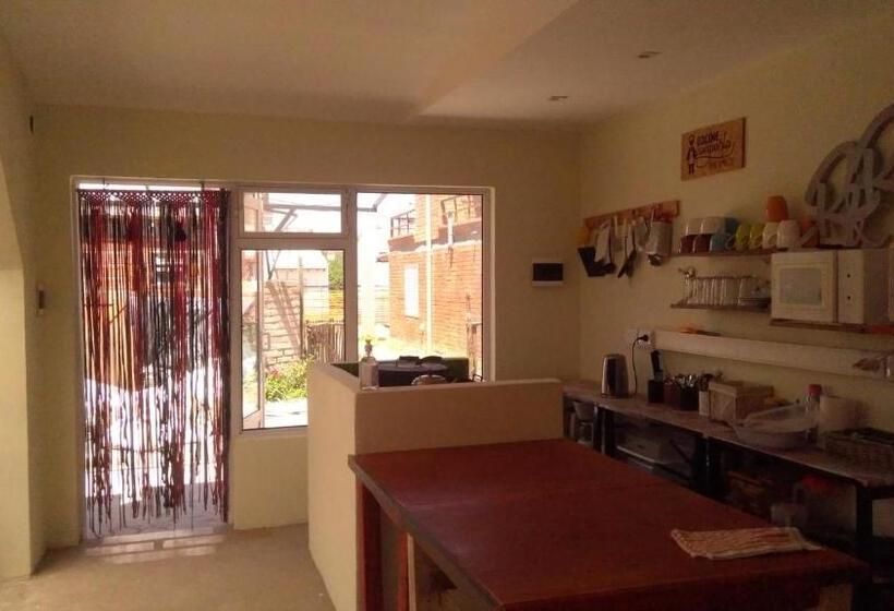 اتاق استاندارد با سرویس بهداشتی مشترک, Ruca Kiñe Hostel