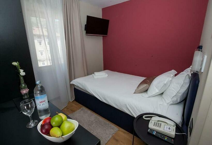 اتاق استاندارد یک نفره, Boutique Hotel Bura 45n