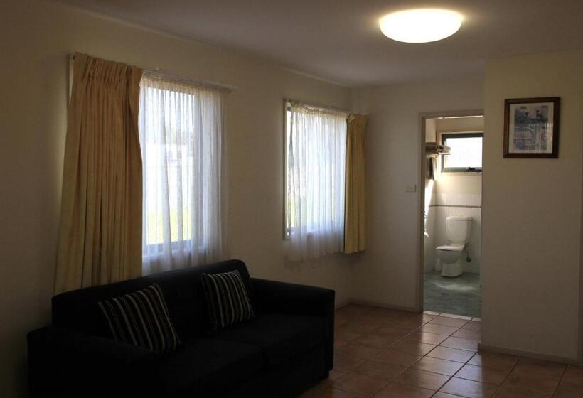 Апартаменты 2 Спальни, Travellers Motor Village