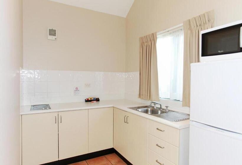 Апартаменты 2 Спальни, Travellers Motor Village