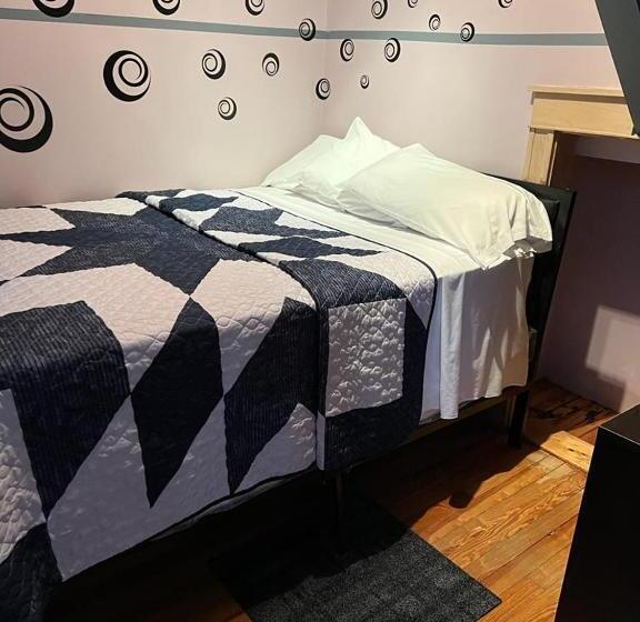 Студия Deluxe, Hollywood Rentals Llc