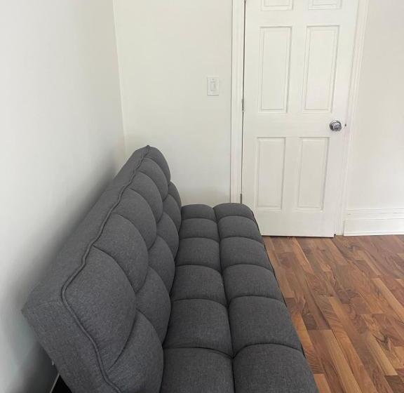 Студия Deluxe, Hollywood Rentals Llc