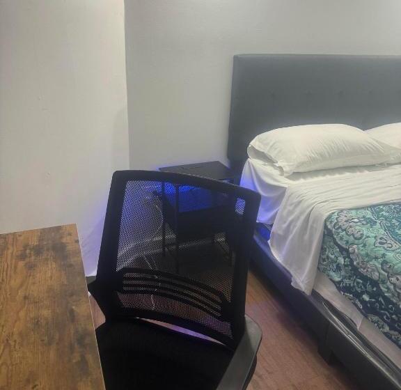Номер Стандарт, Hollywood Rentals Llc