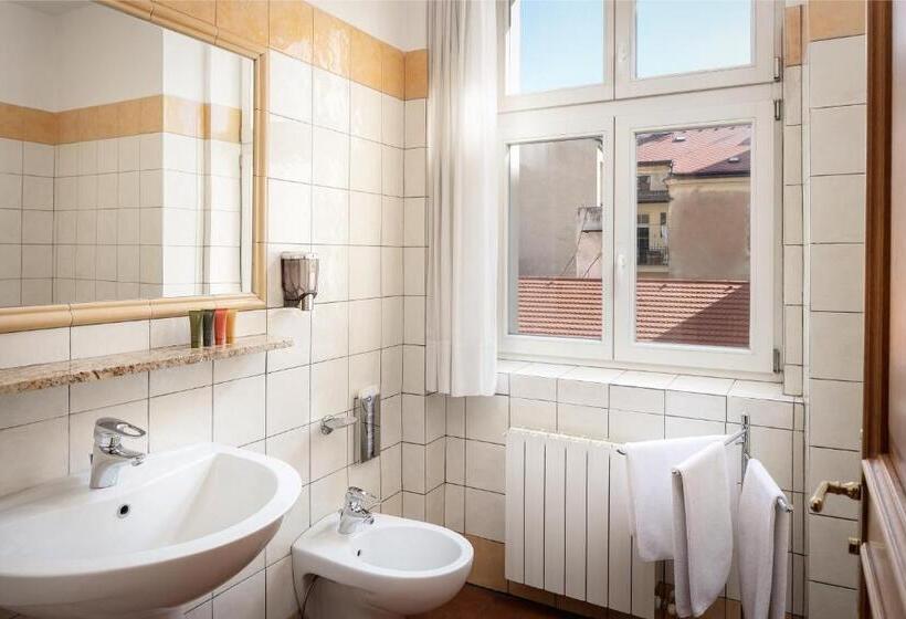 Quarto Estandar, Caesar Prague