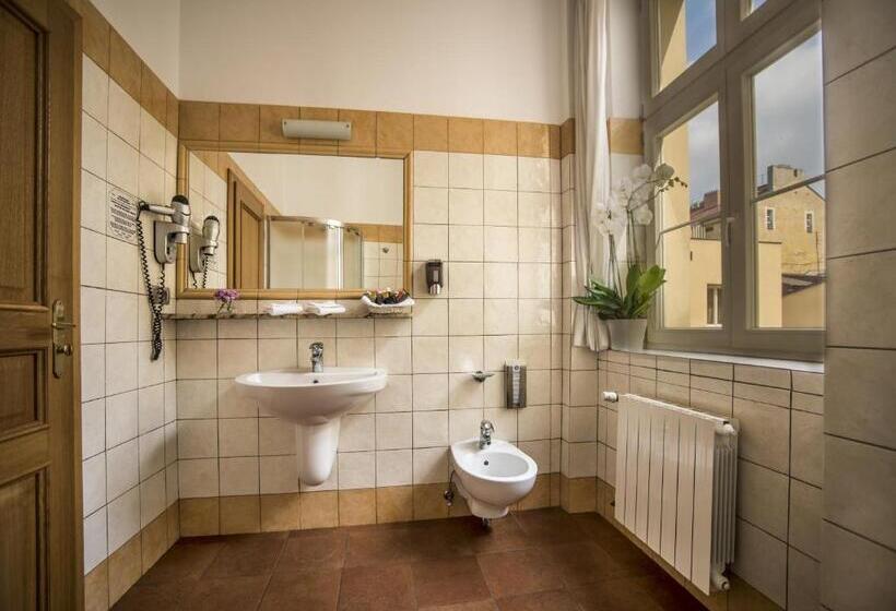 Quarto Estandar, Caesar Prague