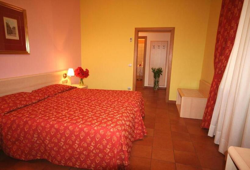 Quarto Triplo Estandar, Caesar Prague