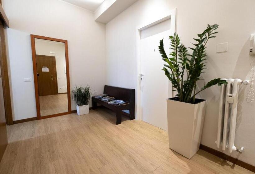 اتاق استاندارد با تراس, Cute & Cozy Rooms Train Station