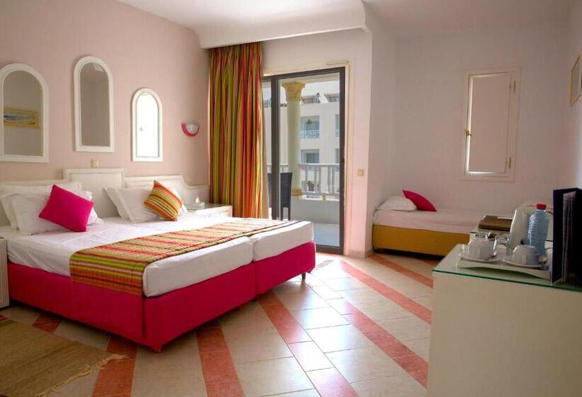 Habitación Triple Estándar Vista Jardín, Royal Tulip Taj Sultan